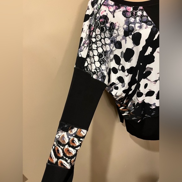 Loggia Black & Print Colorblock poly/Spandex Boxy Crew Top, size Medium - Picture 2 of 9